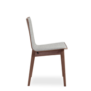 SM807 design szék, törtfehér szövet, lakkozott dió láb